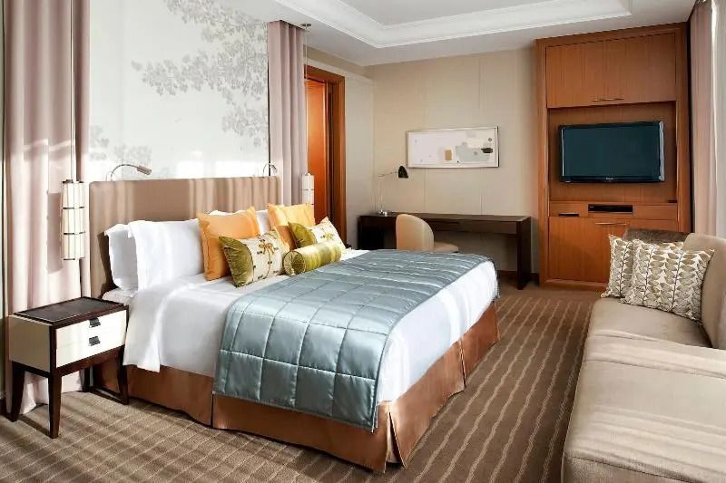 Komfortables Doppelzimmer mit stilvollen Kissen