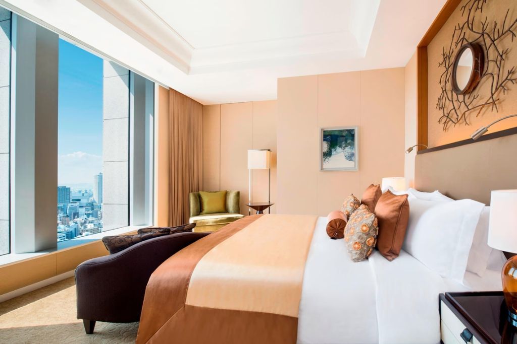 Luxuriöses Hotelzimmer mit Doppelbett und Skylineblick in Osaka