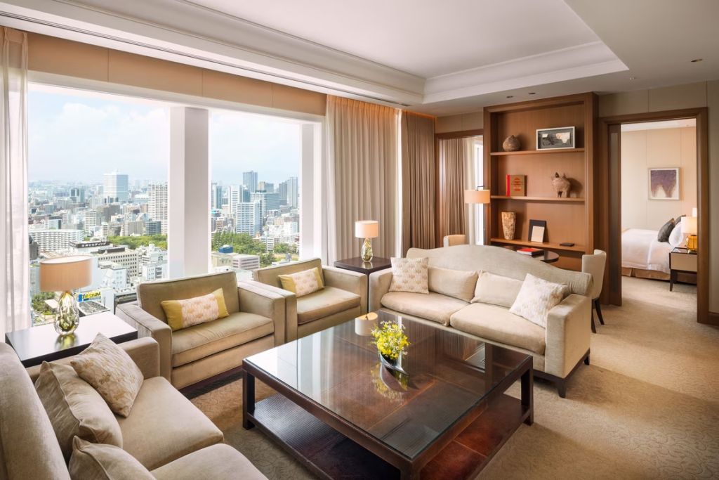 Helles Wohnzimmer mit Panoramafenstern und modernem Interieur