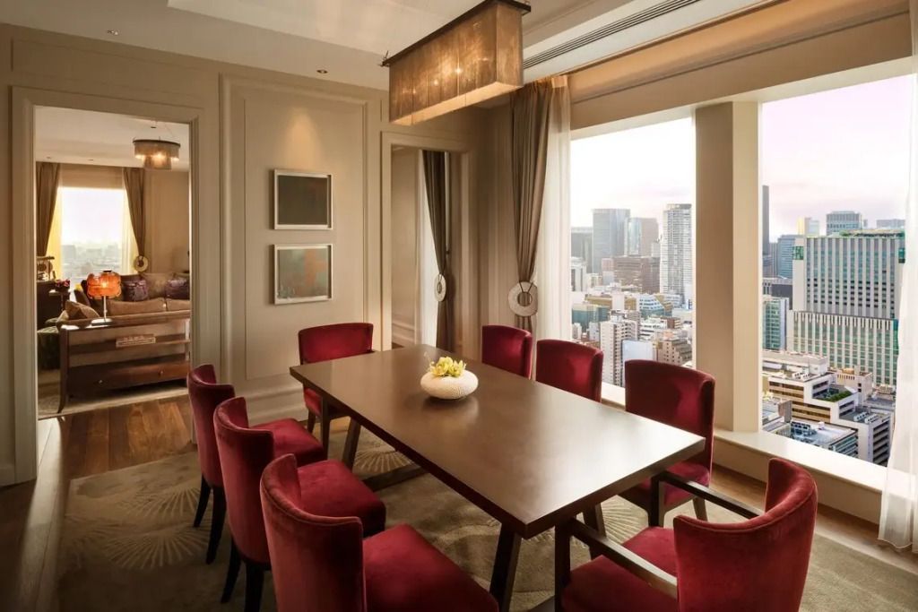 Esszimmer mit großem Tisch und Panoramafenster mit Stadtblick