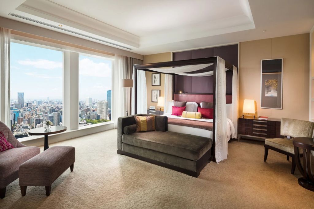 Luxuriöses Schlafzimmer mit Himmelbett und weitem Blick auf die Skyline von Osaka