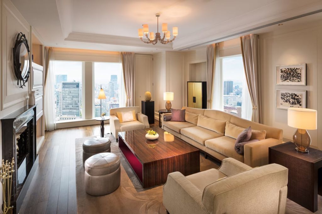 Geräumiges Wohnzimmer mit eleganten Möbeln und Panoramablick auf die Stadt