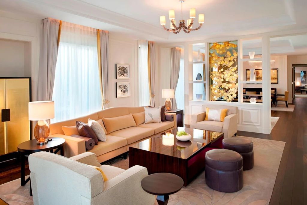 Harmonisches Wohnzimmerdesign mit hellen Sofas und dekorativen Akzenten