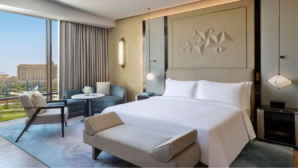 Deluxe Doppelzimmer mit modernem Design und gemütlichem Sitzbereich.