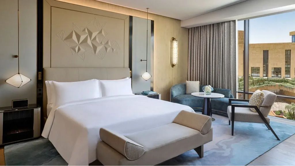 Deluxe Doppelzimmer mit luxuriösem Kingsize-Bett und stilvollem Dekor.