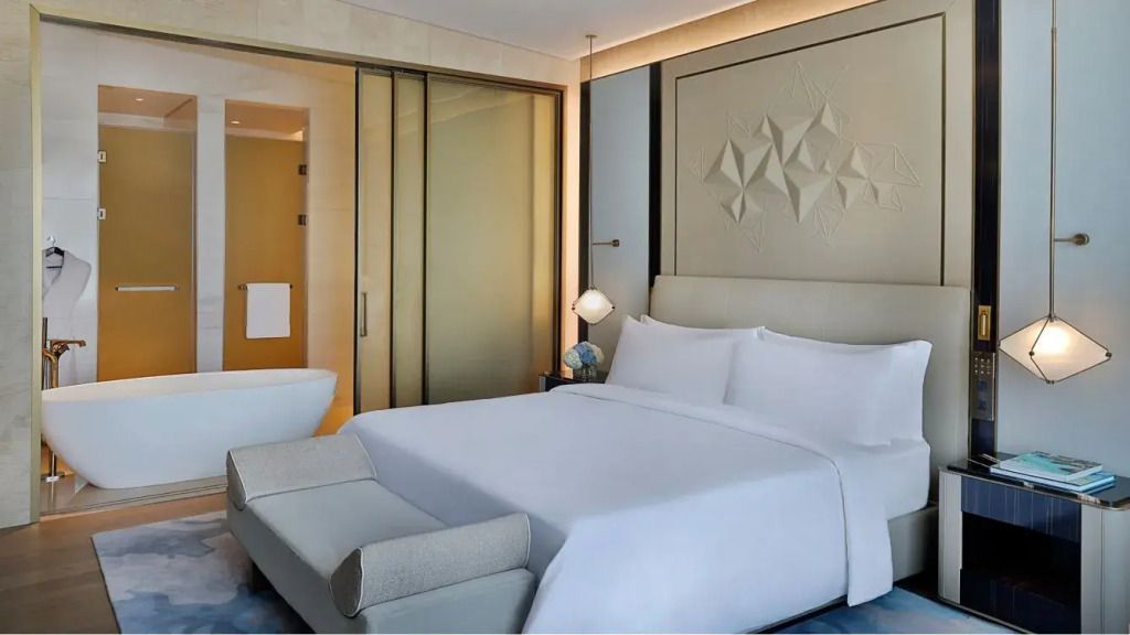 Doppelzimmer mit modernem Dekor und Blick ins Badezimmer.