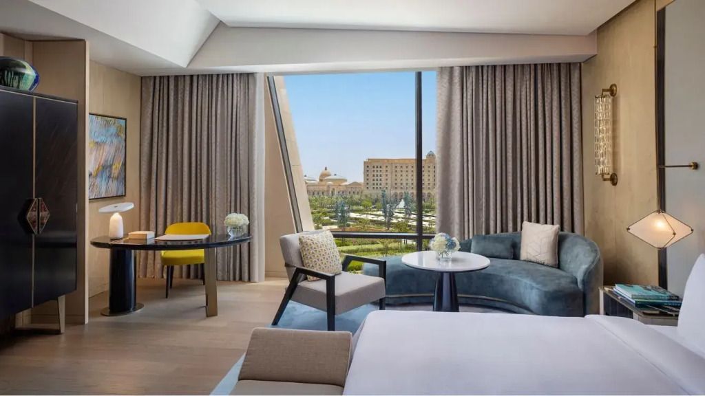 Geräumiges Zimmer mit Panoramafenster und Blick auf die Stadt.
