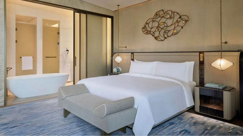 Modernes Schlafzimmer der St. Regis Suite mit einem Doppelbett und direktem Zugang zum Badezimmer