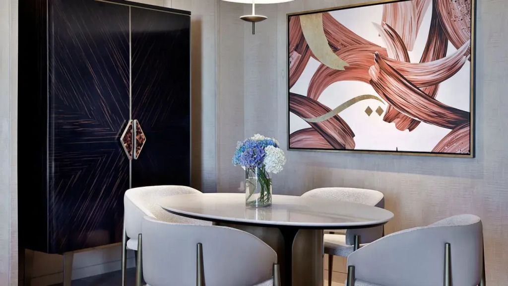 Stilvolle Sitzecke mit rundem Tisch und Blumenarrangement in der St. Regis Suite