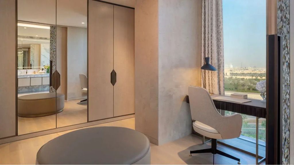 Modernes Arbeitszimmer mit Schreibtisch und Stuhl neben einem Fenster