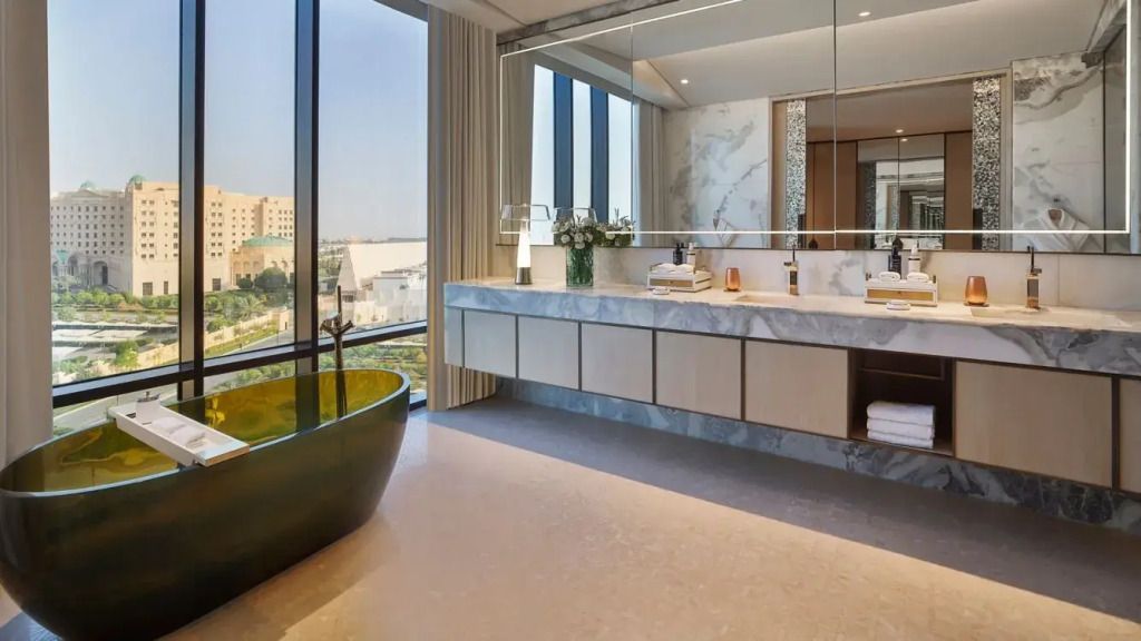 Luxuriöses Badezimmer mit freistehender Badewanne und Ausblick