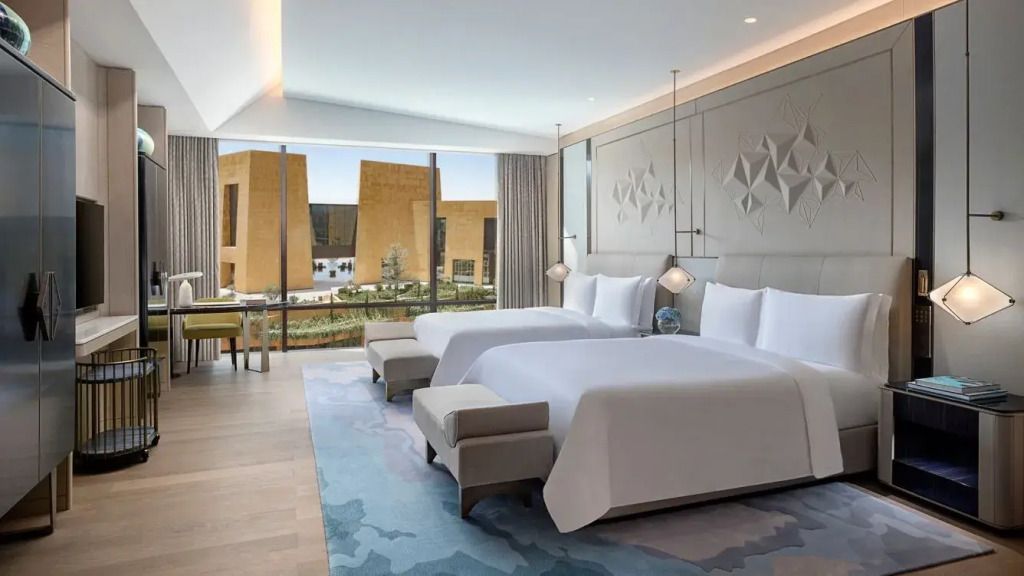 Geräumige Suite mit zwei Einzelbetten und Panoramafenster im St. Regis Riyadh.
