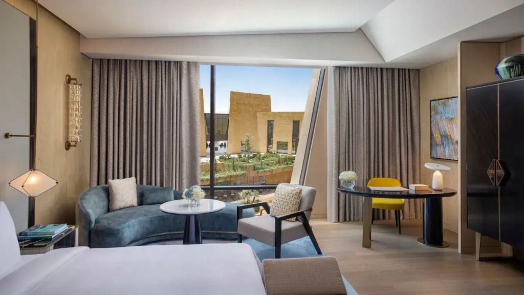 Helle Ecke der Suite mit Sofas und Blick nach draußen im St. Regis Riyadh.