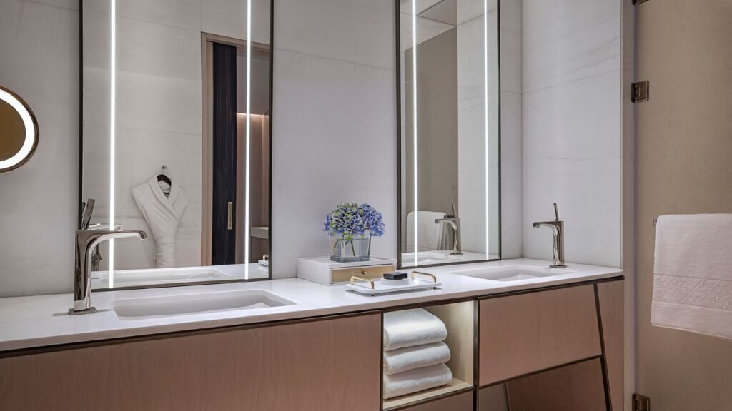 Modernes Designer-Badezimmer mit Doppelwaschbecken im St. Regis Riyadh.