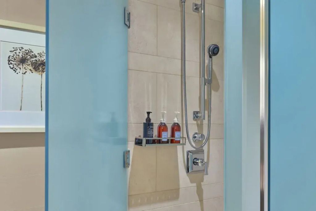 Moderne Dusche mit luxuriösen Pflegeprodukten in einem eleganten Badezimmer
