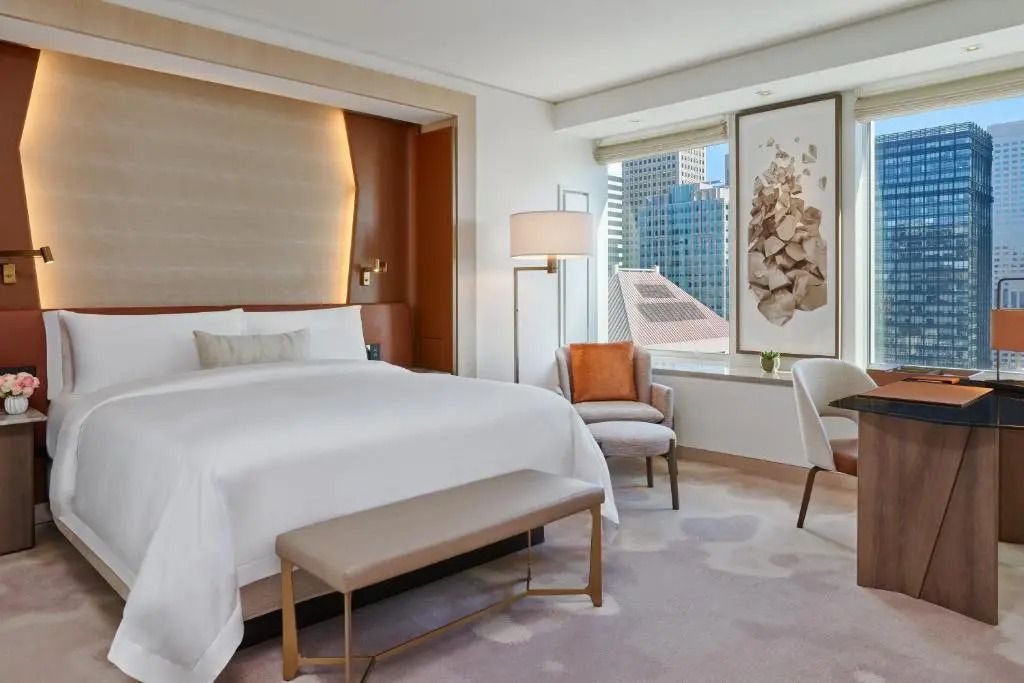 Helles Grand Doppelzimmer mit elegantem Doppelbett und moderner Einrichtung.