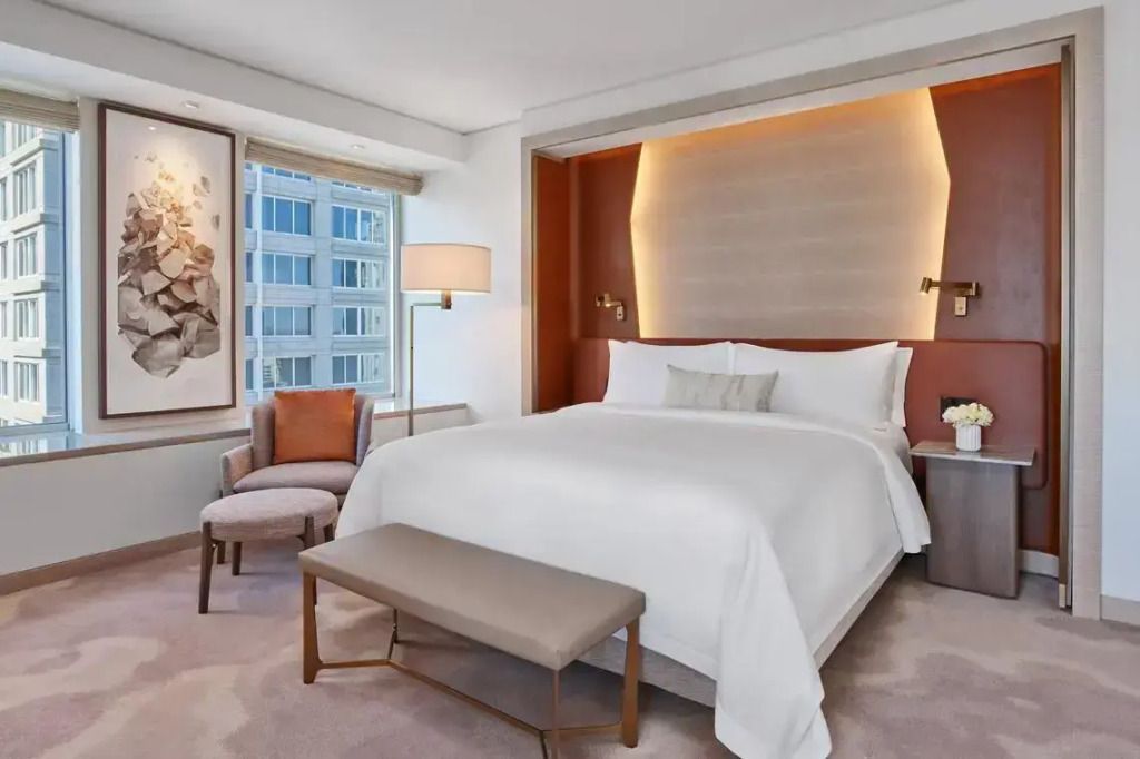 Geräumiges Schlafzimmer mit luxuriösem Doppelbett und eleganter Beleuchtung