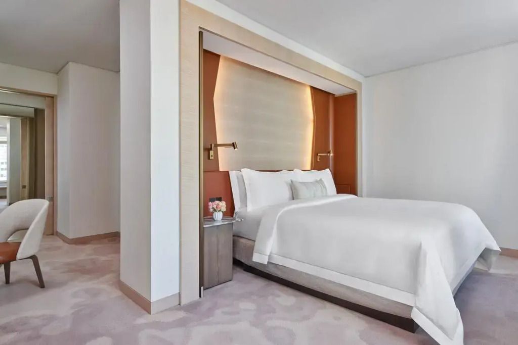 Moderner Schlafbereich mit Kingsize-Bett und eleganten Nachttischlampen