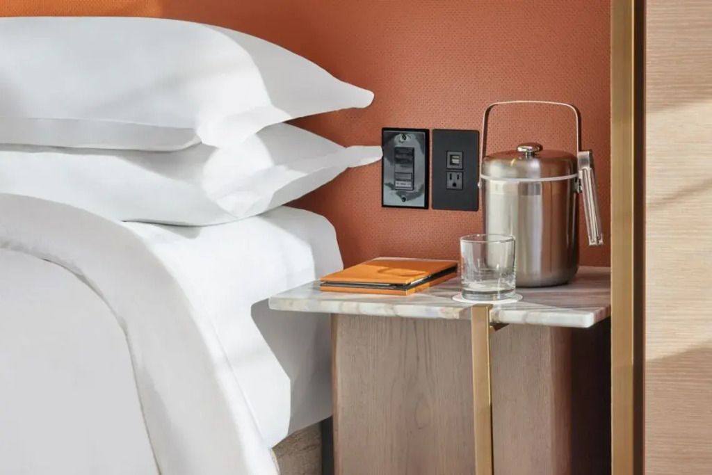 Detailaufnahme eines Nachttisches mit Glas Wasser und dekorativem Element