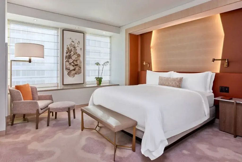 Harmonisch eingerichtetes Schlafzimmer mit eleganten Möbeln und großen Fenstern