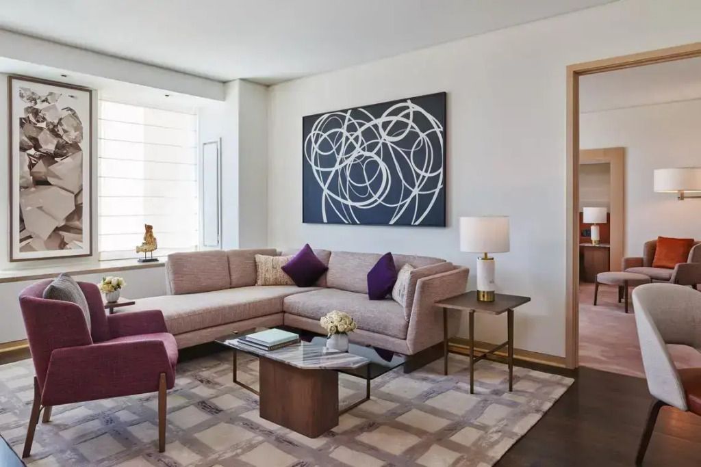 Gemütliche Sofaecke mit modernen Kunstwerken im Hintergrund