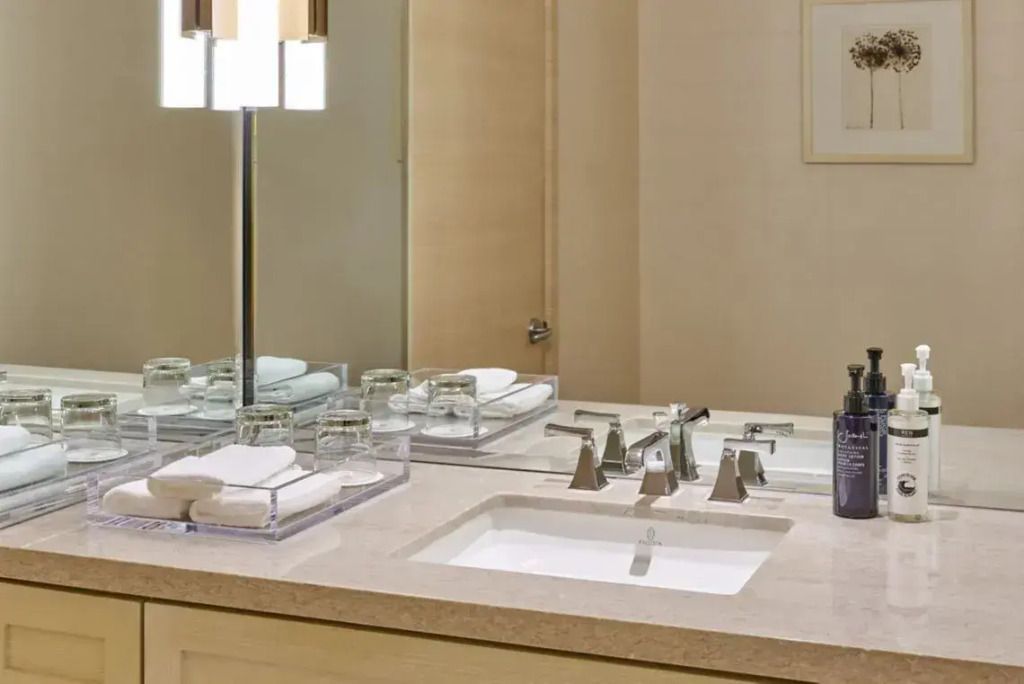 Modernes Badezimmer mit Waschtisch und eleganten Armaturen