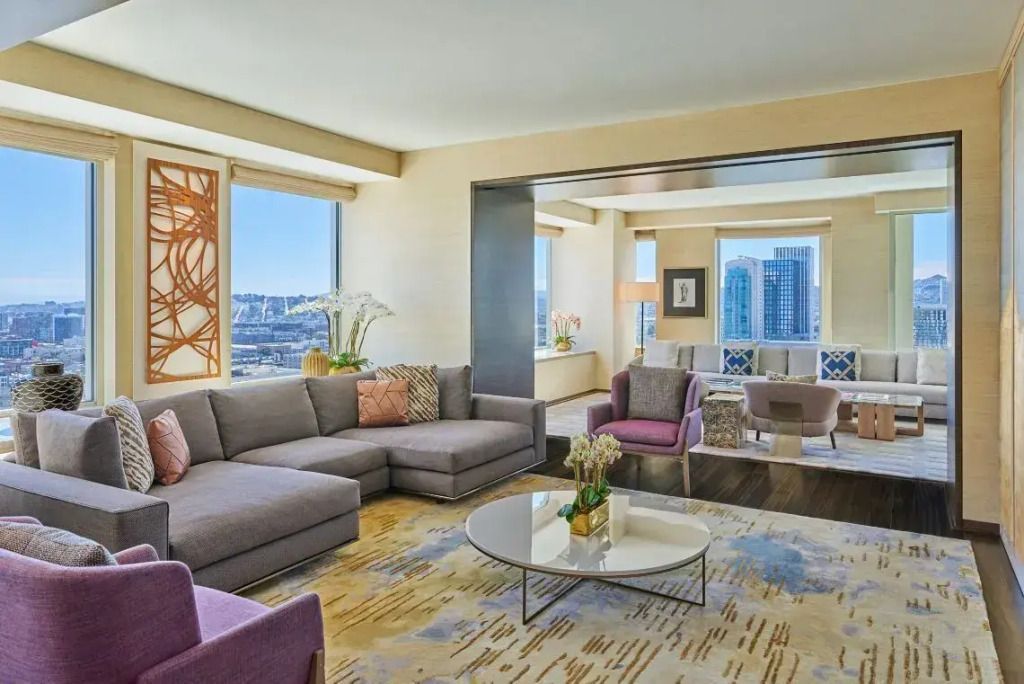 Modernes Wohnzimmer in der Präsidentensuite mit stilvollen Möbeln und Stadtblick.