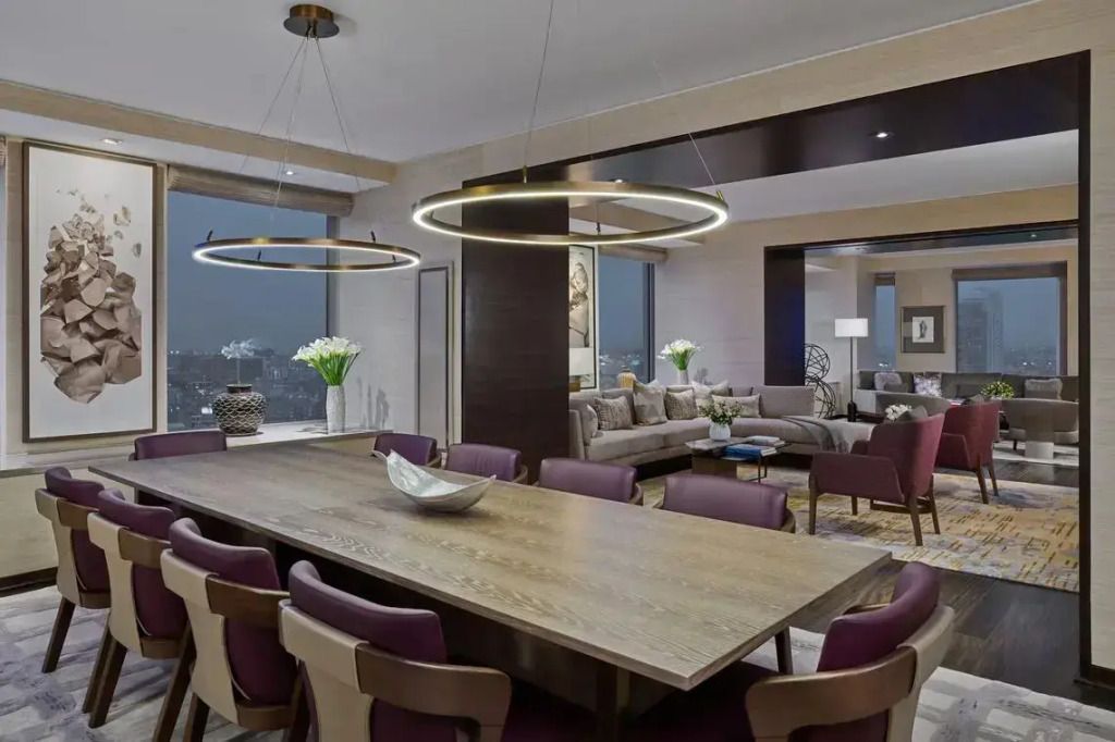 Elegantes Esszimmer in der Präsidentensuite mit großem Tisch und stilvollem Dekor.