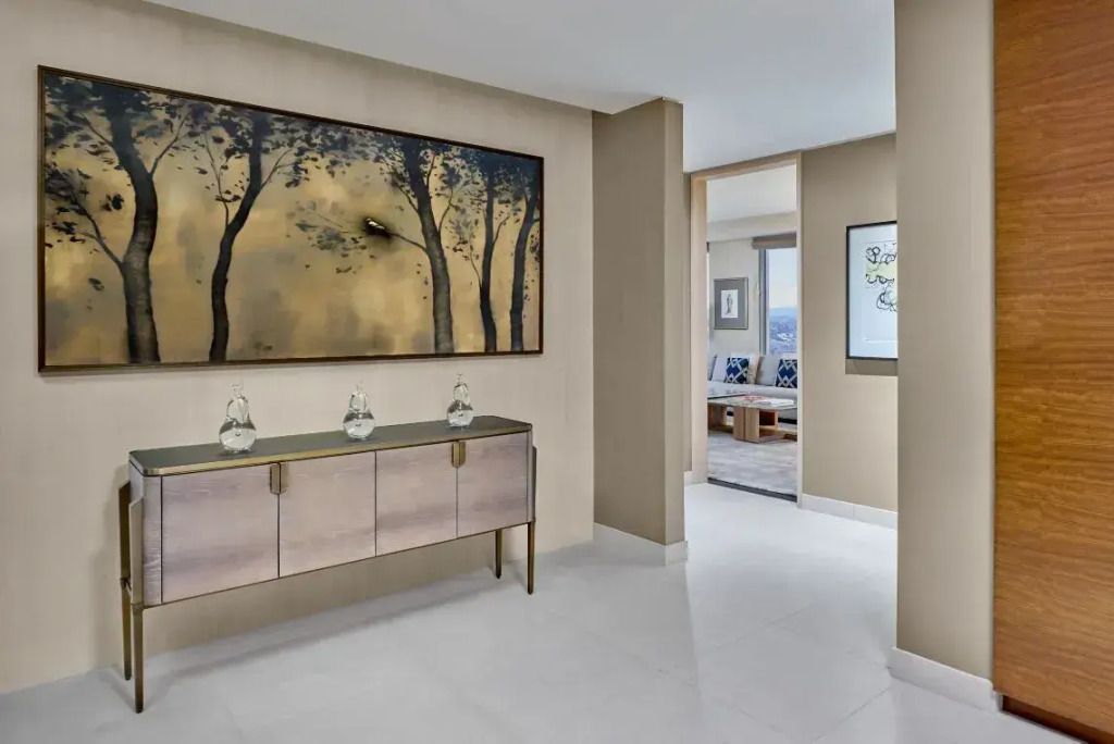 Foyer der Präsidentensuite mit Kunstwerk und modischem Mobiliar.