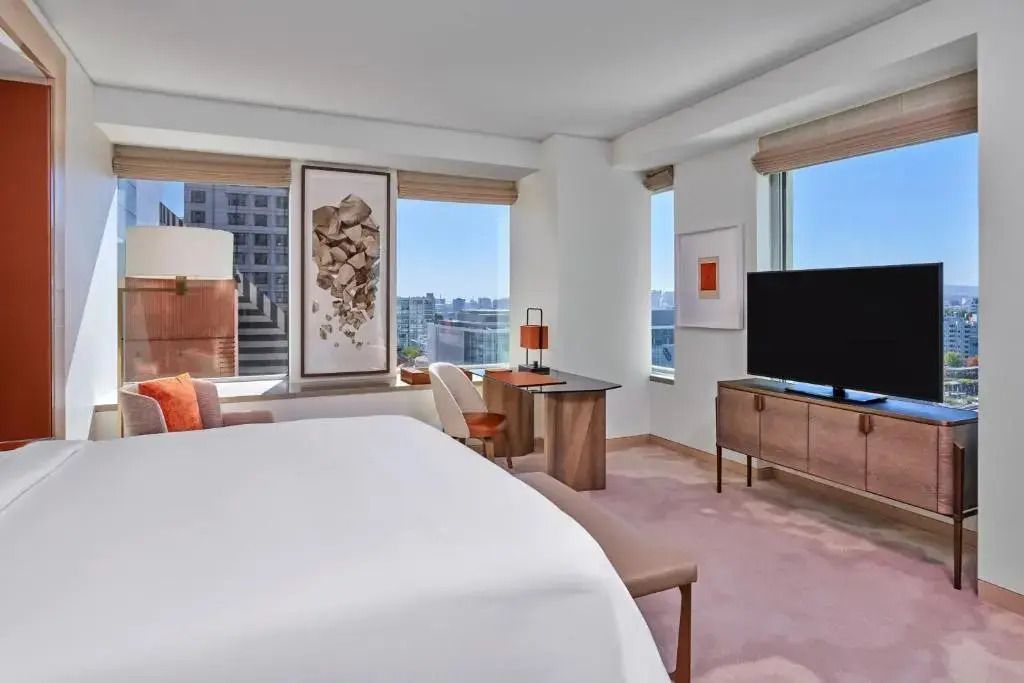 Helles Doppelzimmer mit Stadtblick und modernem Interieur.