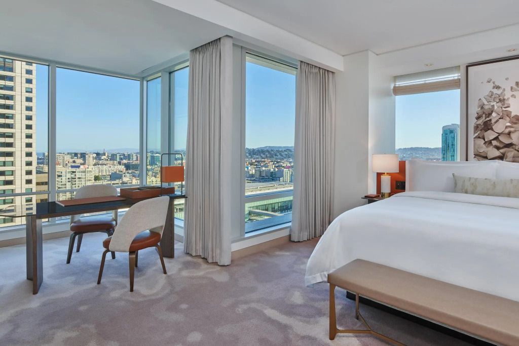 Geräumiges Zimmer mit beeindruckendem Stadtblick und Panoramafenstern.