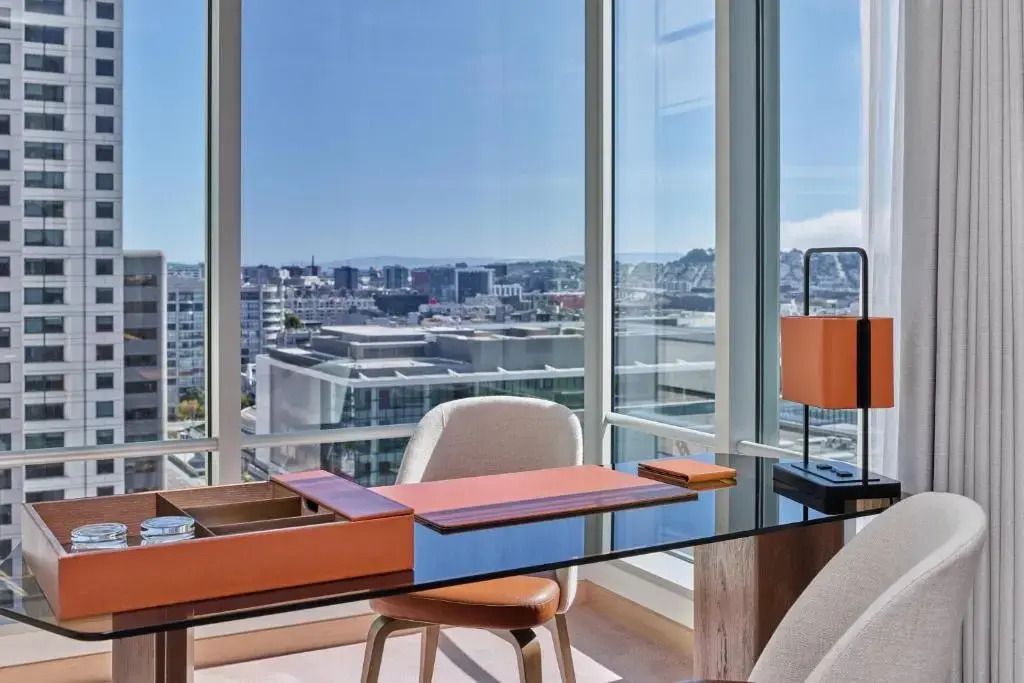 Schreibtisch mit Aussicht auf San Francisco, modernes Design.