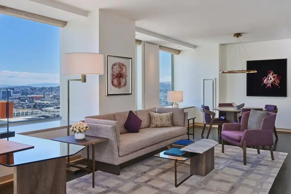 Modernes Wohnzimmer in der Signature Suite mit eleganter Einrichtung und großen Fenstern