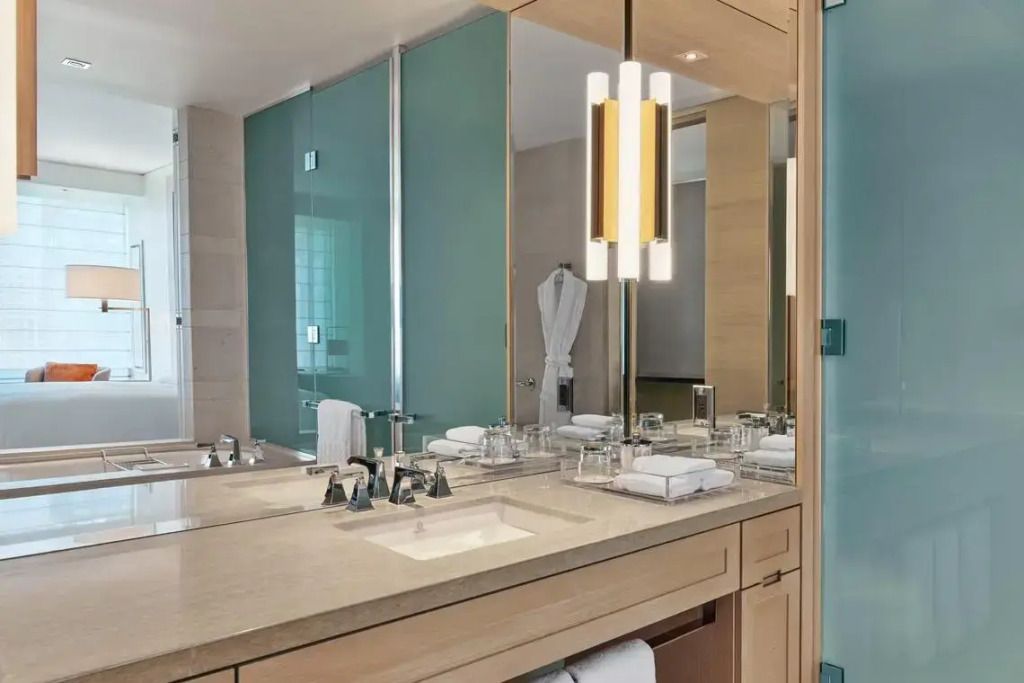 Luxuriöses Badezimmer in der Signature Suite mit Doppelwaschbecken und stilvoller Beleuchtung
