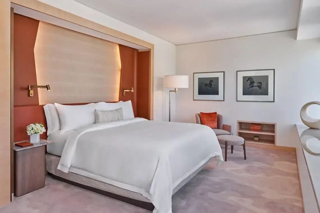 Elegantes Schlafzimmer der St. Regis Suite mit Kingsize-Bett und stilvollem Dekor