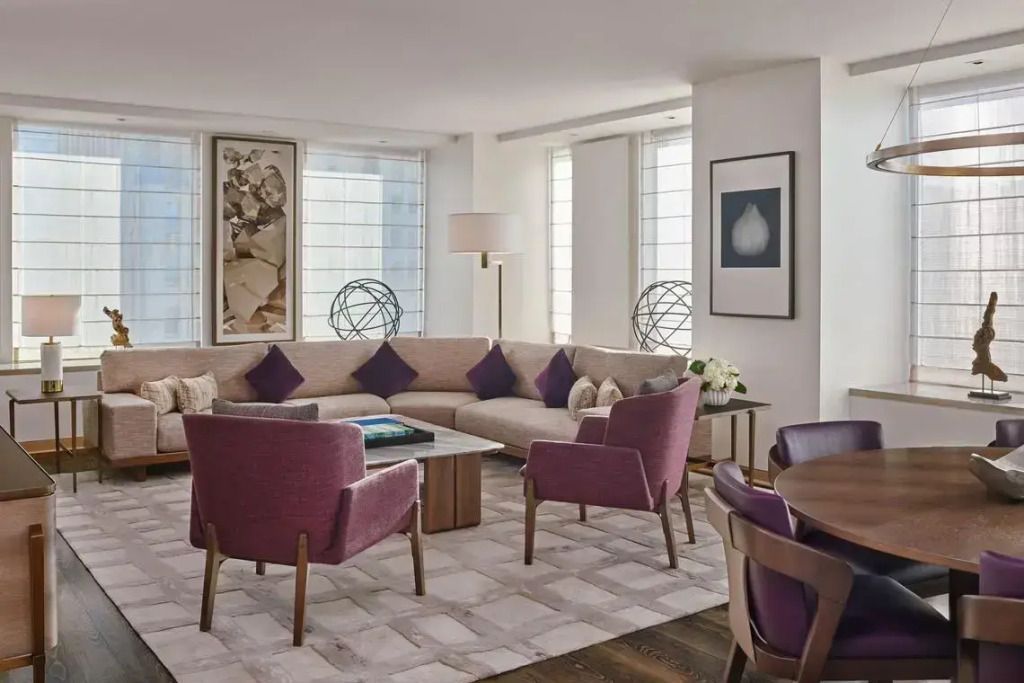 Geräumiges Wohnzimmer der St. Regis Suite mit modernen Möbeln und Kunstwerken