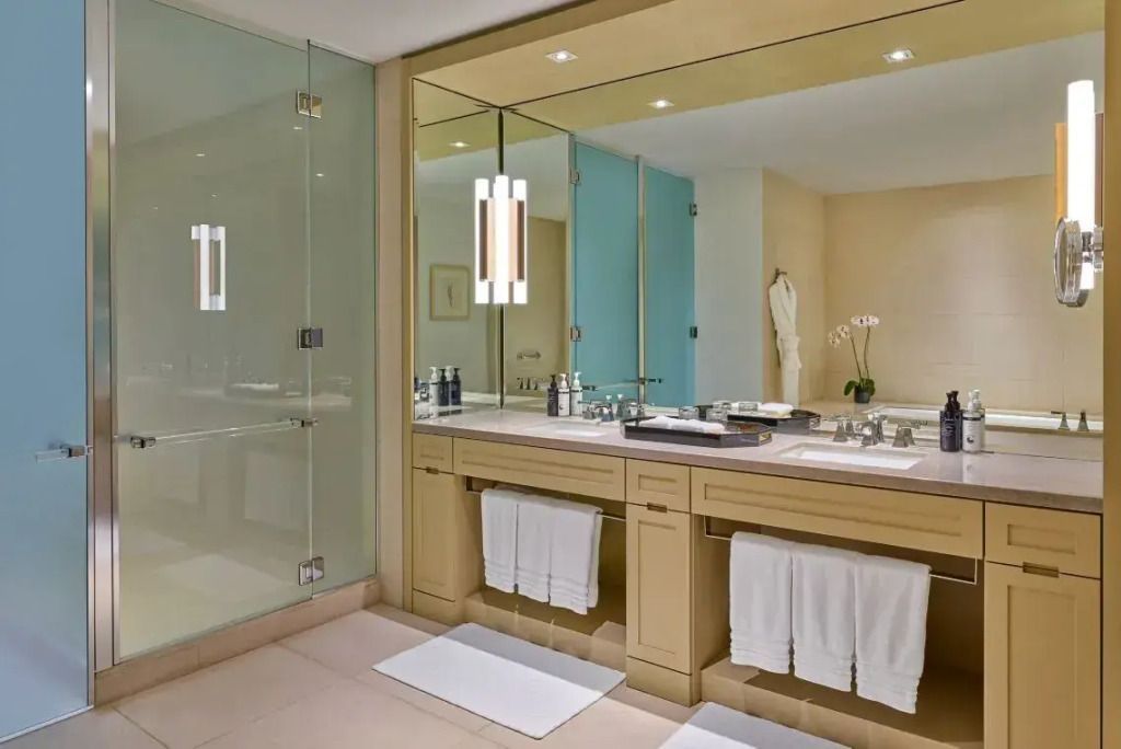 Luxuriöses Badezimmer der St. Regis Suite mit großer Spiegelwand und Duschkabine