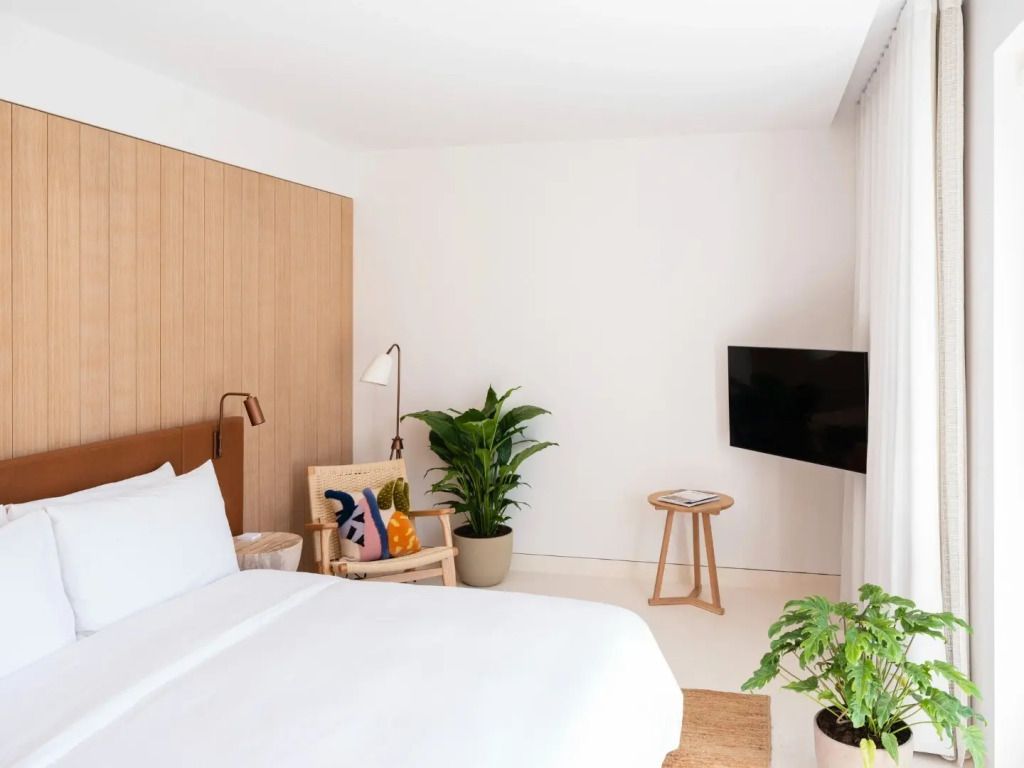 Helles Schlafzimmer mit großem Bett und Pflanzen im The Standard Ibiza.