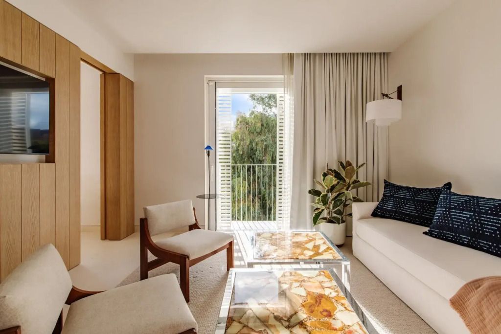 Wohnzimmer mit stilvollen Möbeln und Ausblick im The Standard Ibiza.