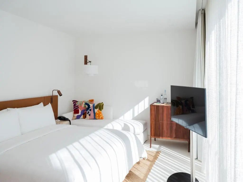 Lichtdurchflutetes Deluxe Doppelzimmer mit moderner Einrichtung in Ibiza.