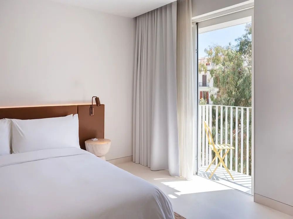 Deluxe Doppelzimmer mit Zugang zu einem Balkon und natürlichem Licht.
