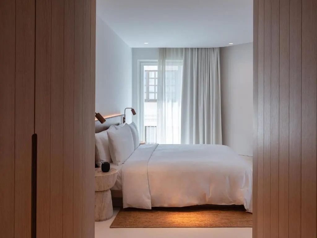 Modernes Schlafzimmer mit großem Bett und Tageslicht im Standard Ibiza