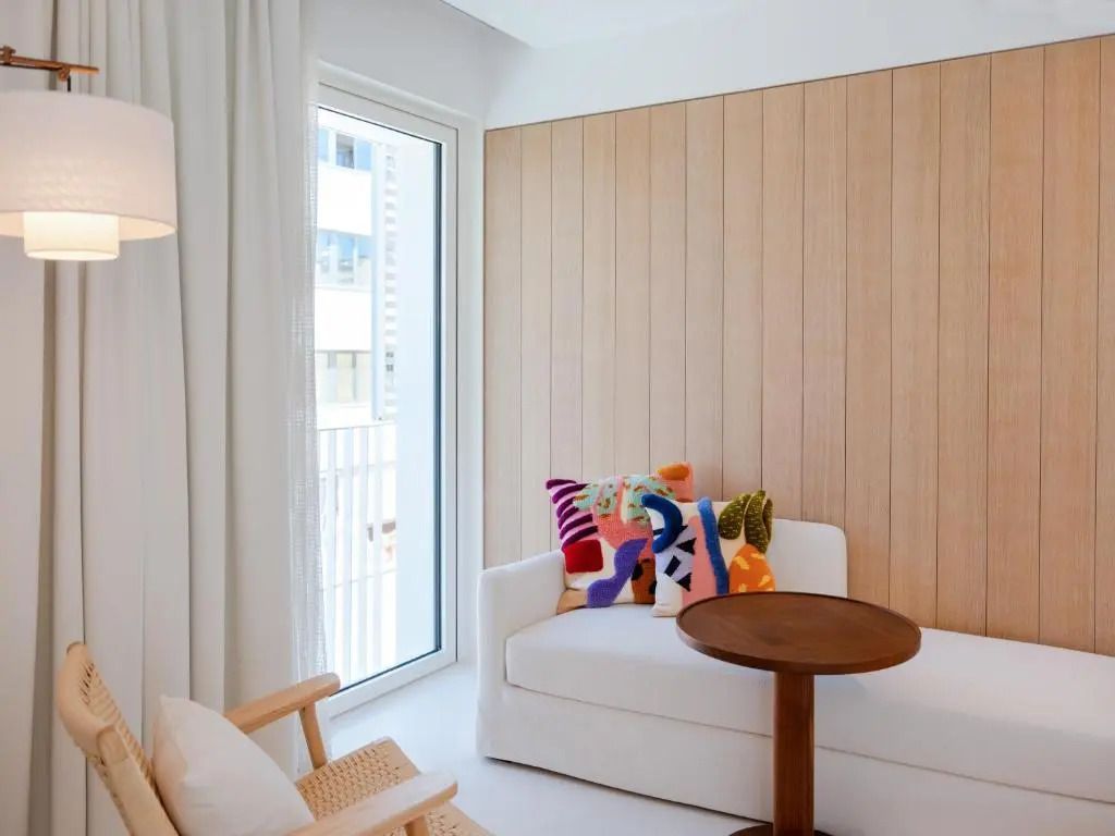 Sitzecke mit bunten Kissen und Fensterblick im Standard Ibiza