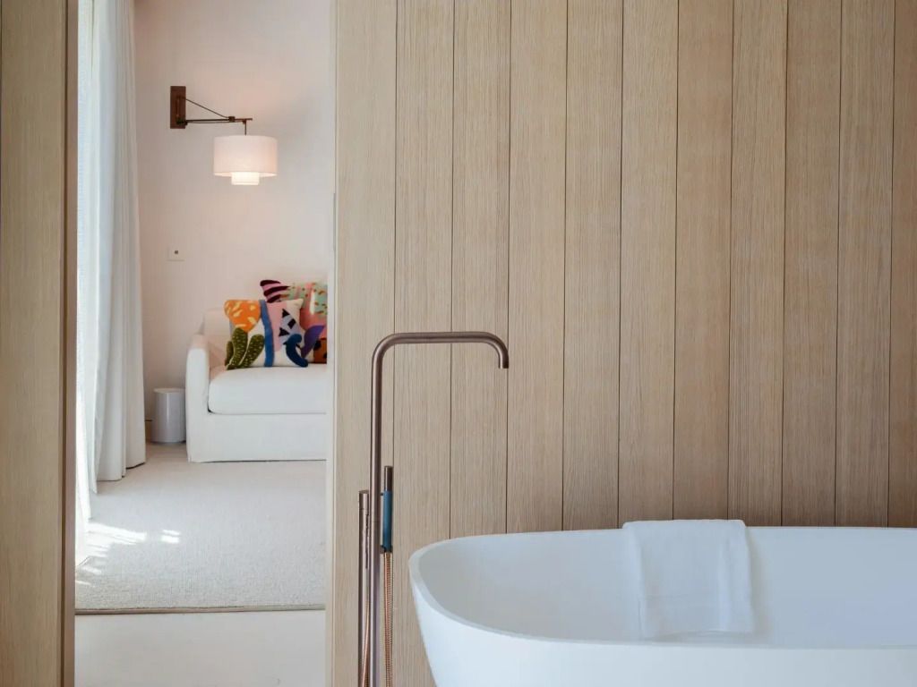 Offene Bad- und Wohnbereich der Plaza Suite mit freistehender Badewanne