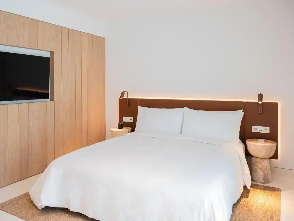 Modernes Doppelzimmer mit großem Doppelbett und schlichtem Design