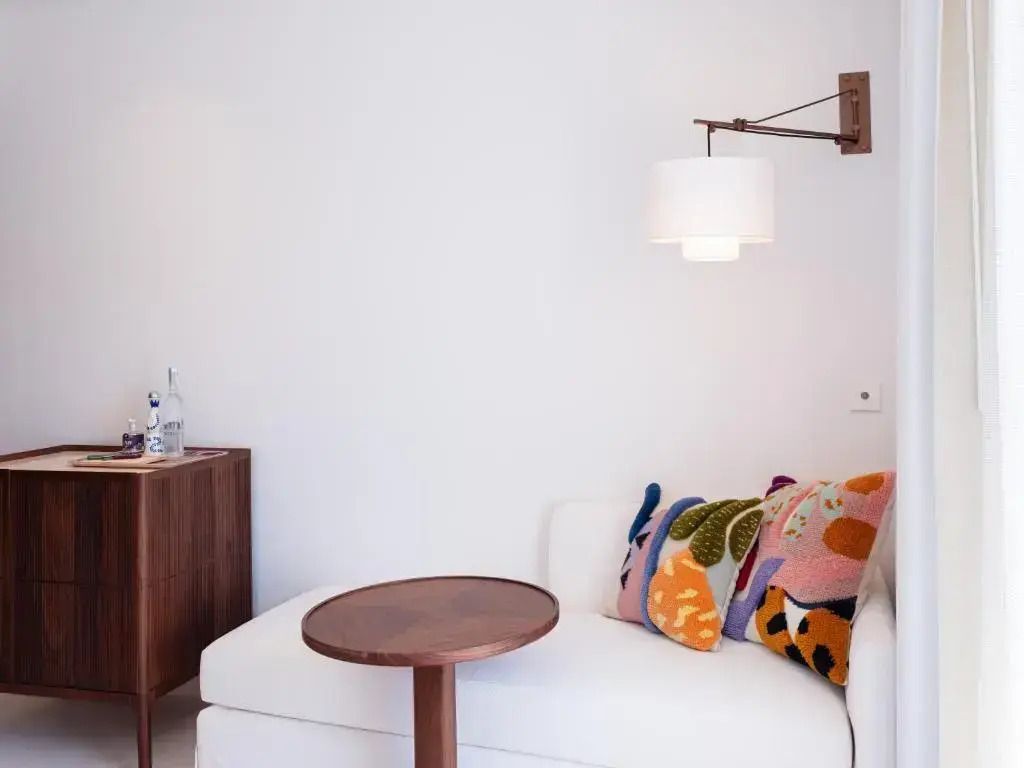 Gemütliche Sitzecke mit weißem Sofa und bunter Kissen-Deko