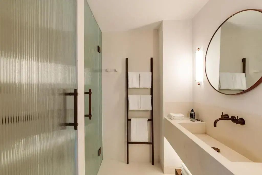 Elegantes Badezimmer mit großer Dusche und stilvoller Einrichtung