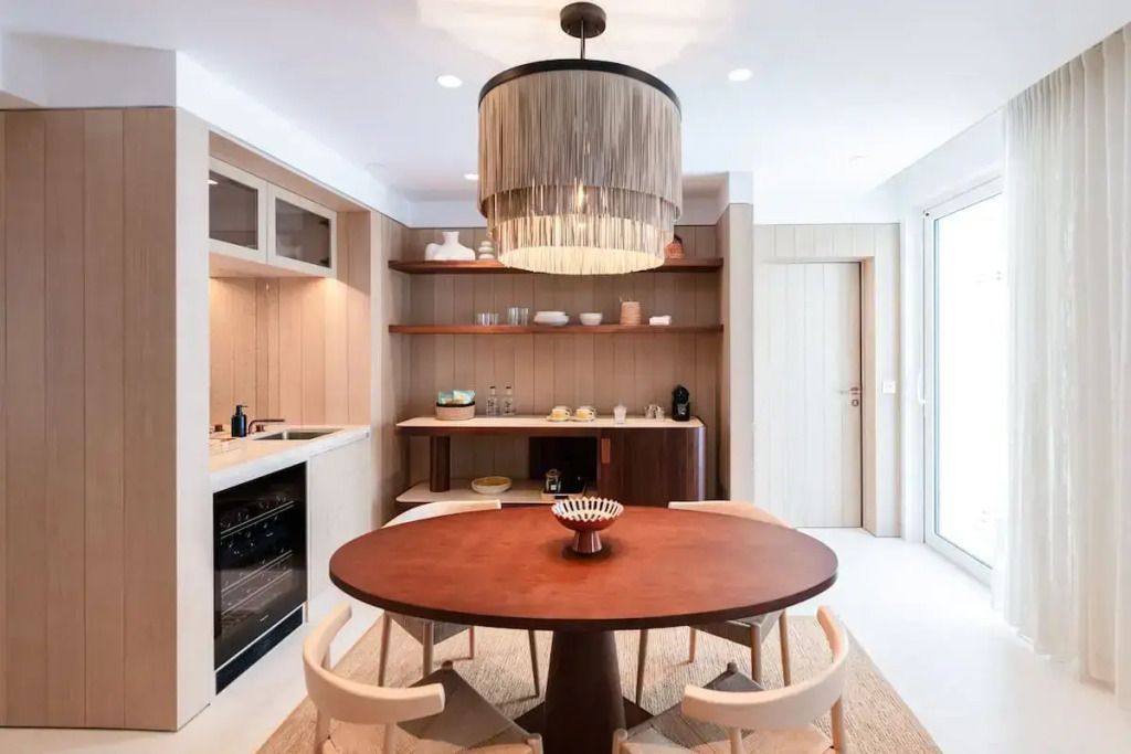 Essbereich mit rundem Tisch und edlem Kronleuchter in modernem Design