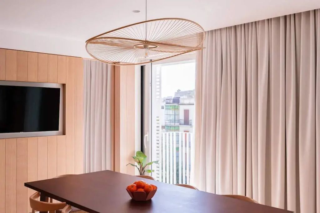 Moderner Wohnbereich mit großem Fenster und Designer-Deckenleuchte