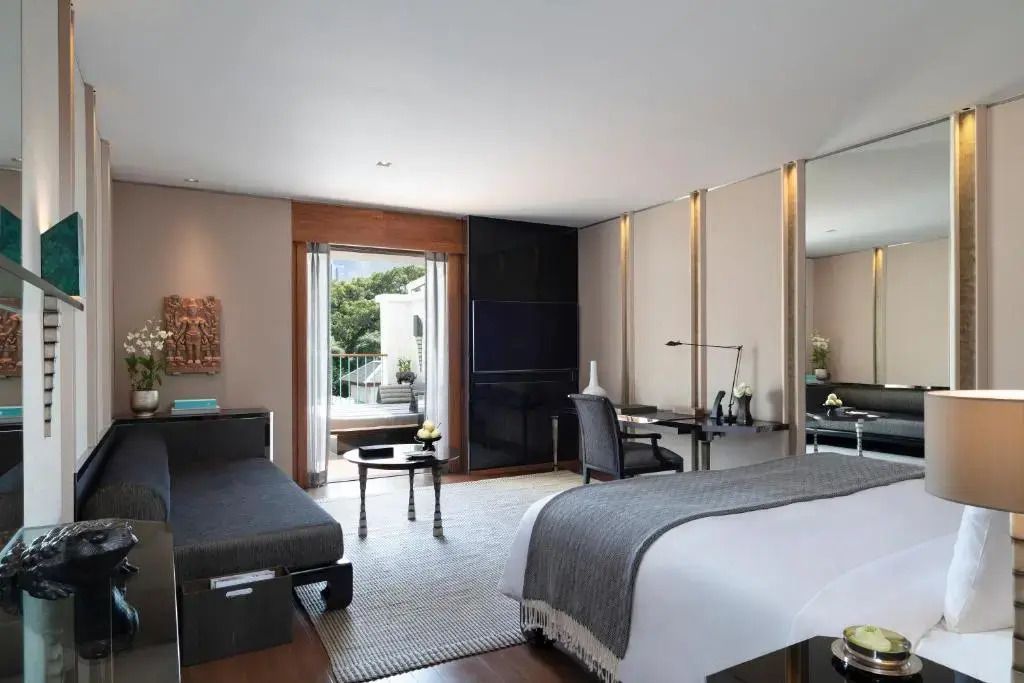 Elegantes Club Doppelzimmer mit Balkon und modernem Design in The Sukhothai Bangkok